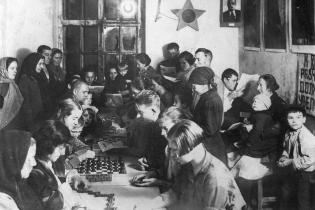 1934 - В Красном уголке поселка "Дирижаблестрой"