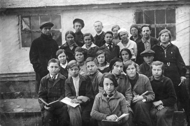05.1935 - Учащиеся 7 класса первой семилетней школы в поселке "Дирижаблестрой"
