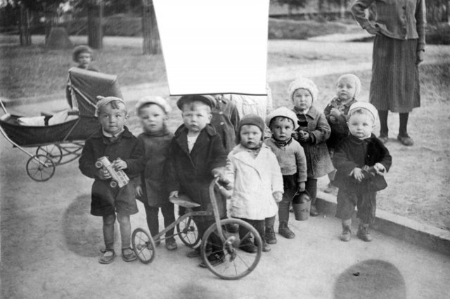 ок.1937 - Дети