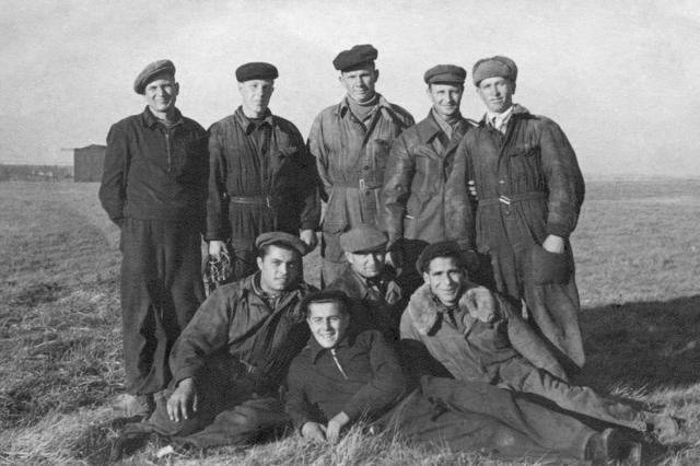 ок.1948 - Группа мотористов ДМЗ на Летном поле