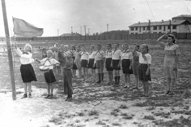 1951 - Пионерский отряд во время подъема флага на стадионе
