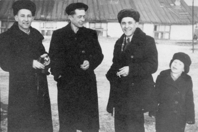 ок.1955 - У барака на Комсомольской