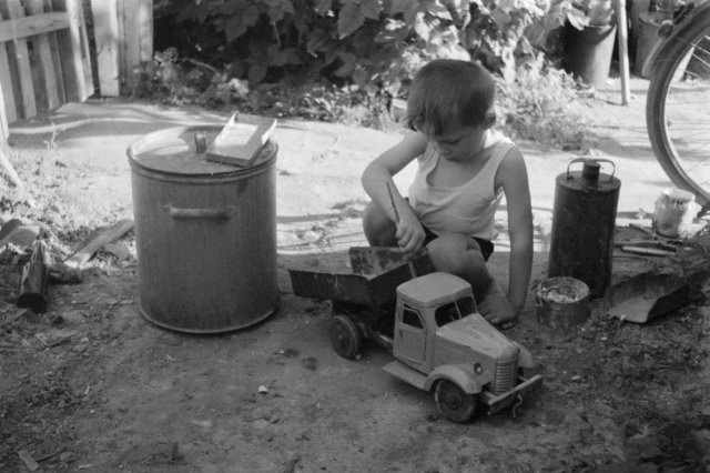 1960 - Во дворе одного из домов в Мысово