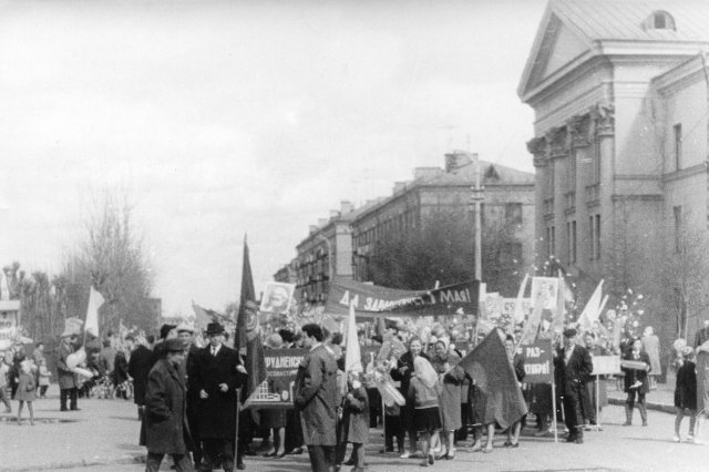ок.1970 - Первомайская демонстрация на площади Собина