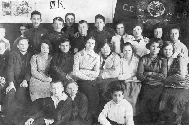 1935 - Учащиеся 7 класса первой семилетней школы в поселке "Дирижаблестрой"