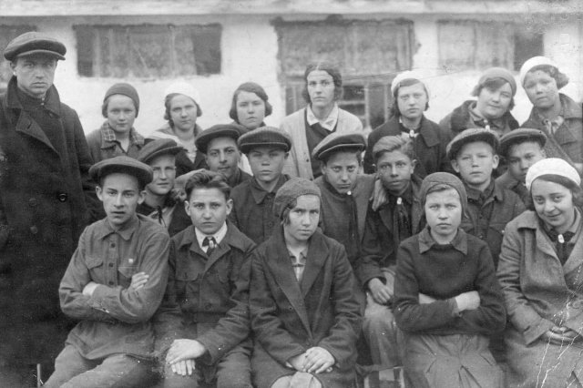 1936 - Учащиеся 7 класса первой семилетней школы в поселке "Дирижаблестрой"