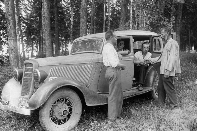 ок.1939 - Жители Хлебниково у машины
