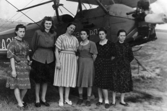 ок.1948 - Девушки фотографируются у самолета