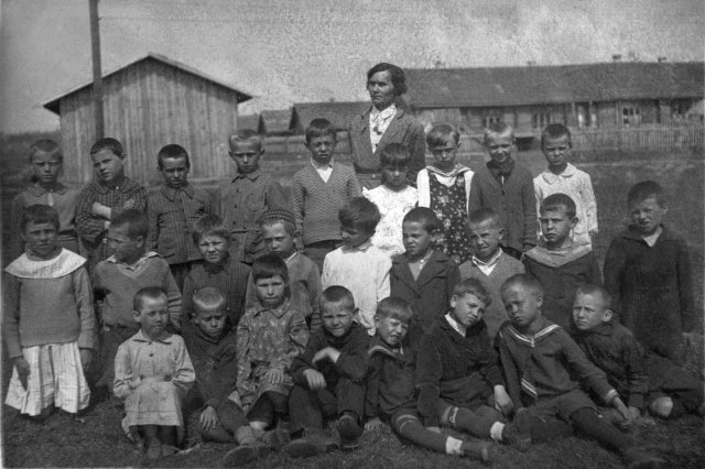 1939 - Ученики 1 класса с учительницей у школьного барака