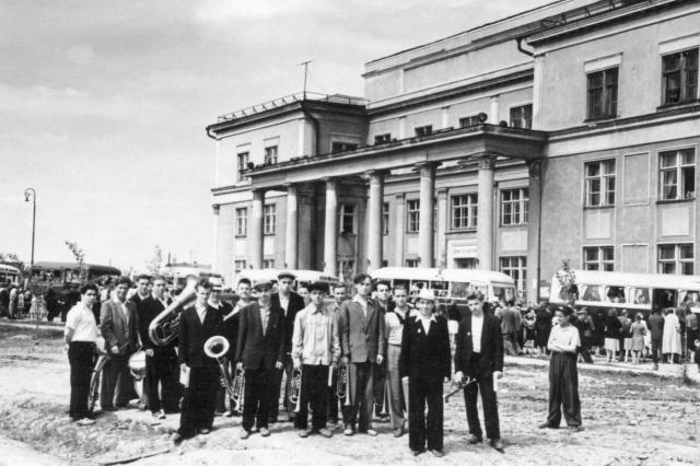 1959 - Духовой оркестр перед ДК "Вперед"