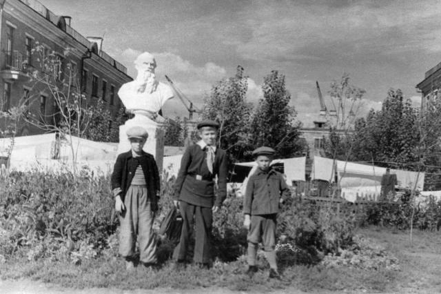 1958 - Во дворе домов по Октябрьской улице