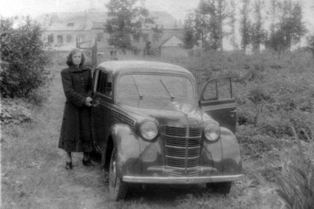 ок.1955 - У автомобиля "Москвич"