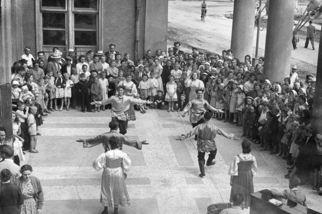ок.1957 - Концерт перед входом в ДК "Вперёд"