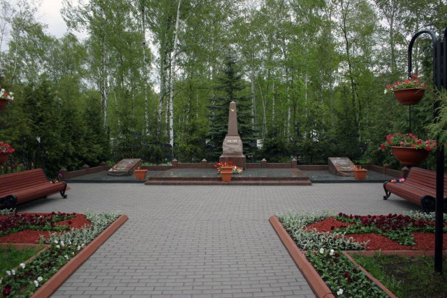 06.05.2008 - Мемориал с обелиском (Братская могила) на городском кладбище