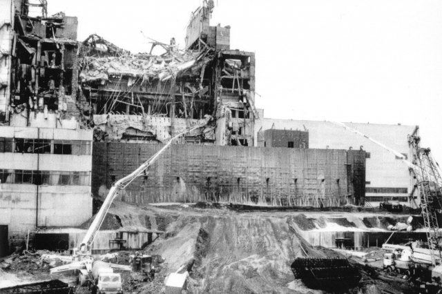 1986 - Над реактором начинают сооружать защитный саркофаг из бетона