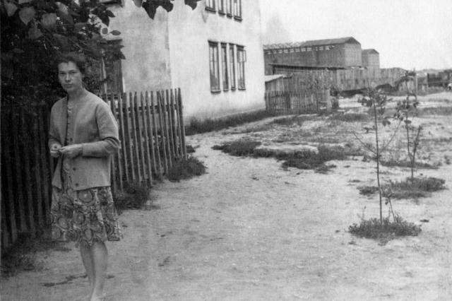 ок.1957 - У дома в "Тряпичном посёлке"