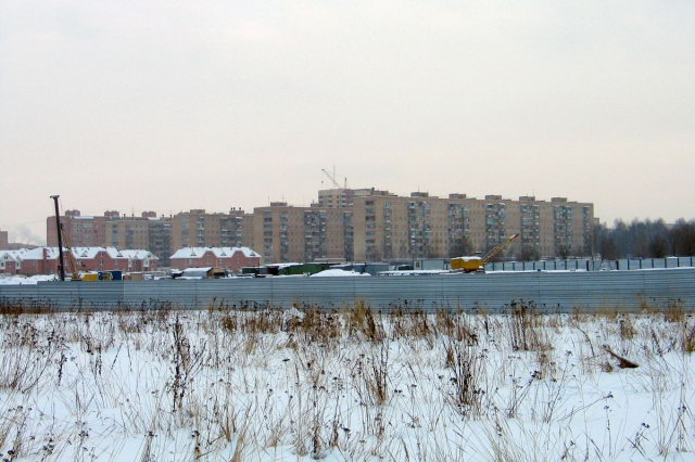 11.01.2004 - Вид с летного поля на дома по ул. Лаврентьева