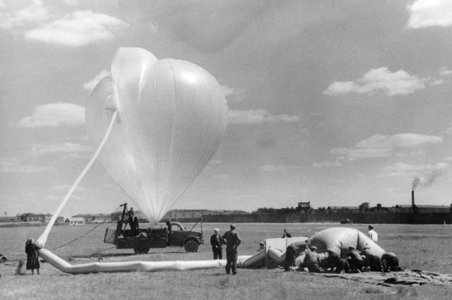 06.1959 - Подготовка к запуску аэростата ДКБА