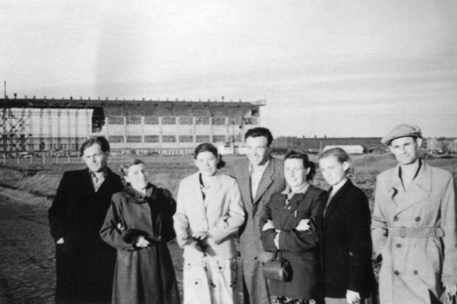 1957 - Впереди виден эллинг на территории ДКБА