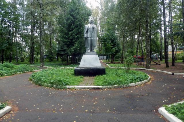 30.08.2016 - Памятник Ленину в сквере