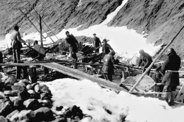 1932-36 - Вывоз грунта на тачках по деревянным настилам