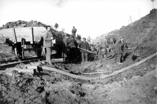 1934-36 - Ручная погрузка грунта на железнодорожные платформы