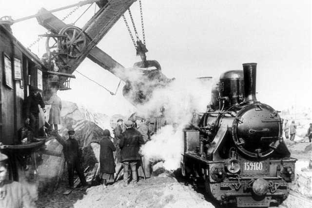 1933 - Погрузка грунта на железнодорожные платформы экскаватором