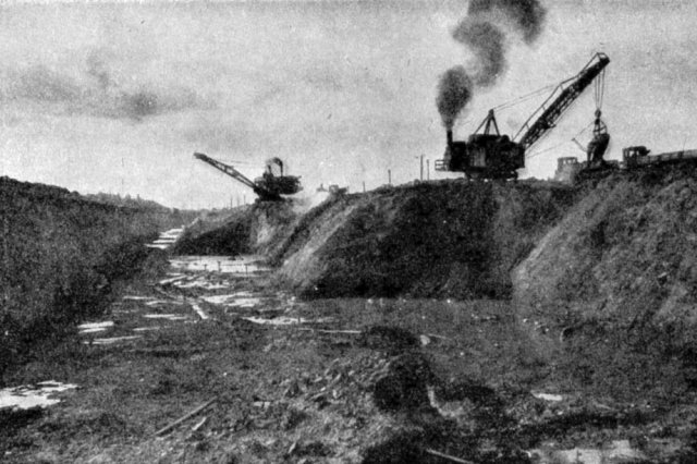 1933-36 - "Экскаваторы-дрегляйны прокладывают русло канала"