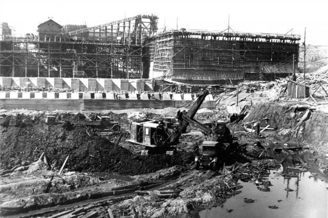 1935 - Выемка грунта у плотины Иваньковской ГЭС