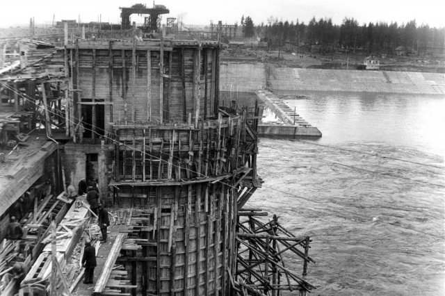 1934-36 - Северная башня Иваньковской ГЭС в опалубке