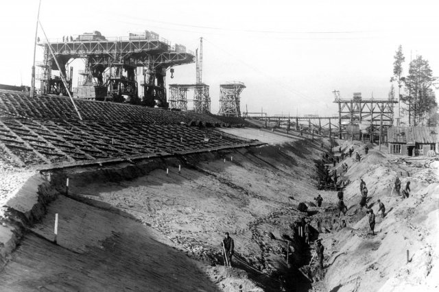 1934-36 - Отсыпка дамбы в Дубне