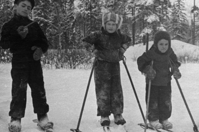ок.1952 - Позади детей виден один из двух малых "курганов"