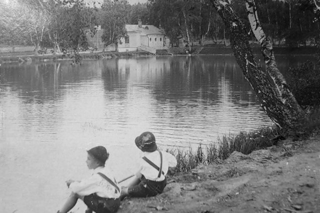 ок.1915 - Мальчики сидят на берегу "малого" Долгого пруда