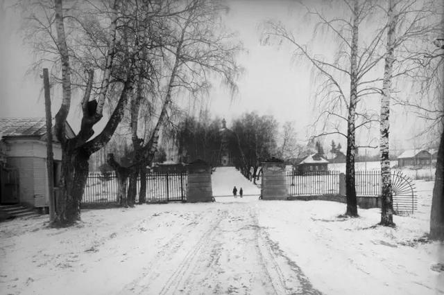 1935 - Ворота бывшей усадьбы, слева - здание кордегардии