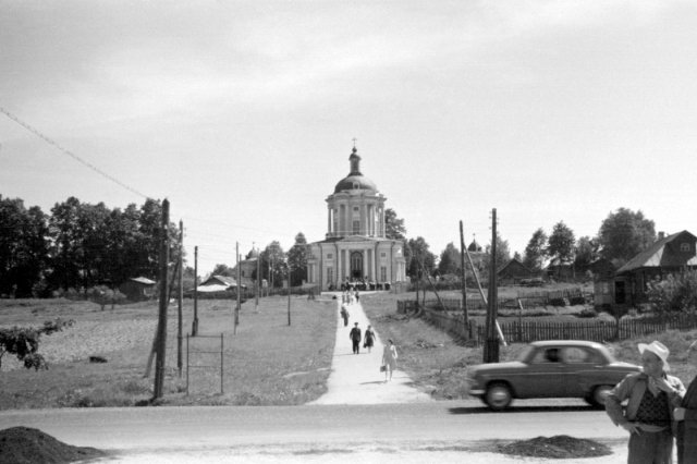 1961 - Владимирский храм в Виноградово, вид от ворот усадьбы