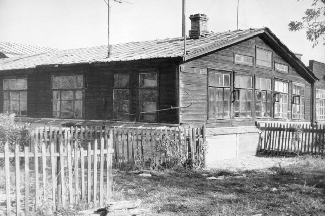 ок.1965 - Бывшие бараки, где жили рабочие и служащие ДАОС