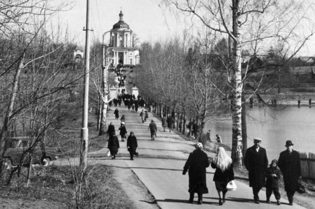 ок.1970 - В день Пасхи верующие спешат во Владимирский храм в Виноградово