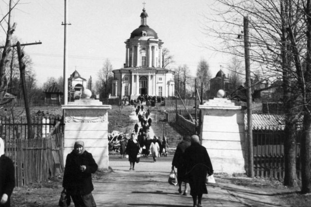 ок.1970 - В день Пасхи верующие спешат во Владимирский храм в Виноградово