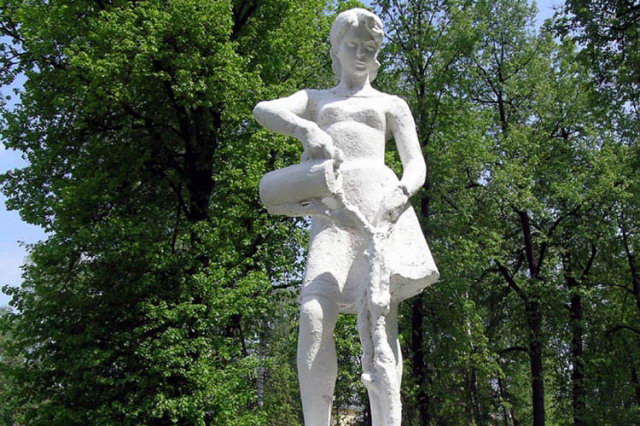 30.05.2004 - Скульптура советских времен "Девочка"