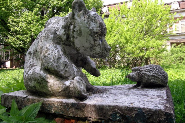 30.05.2004 - Скульптура советских времен "Медвежонок, играющий с ежом"