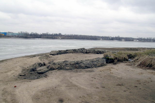 28.03.2004 - Фундамент дома справа от старой дороги
