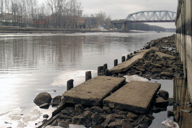 28.03.2004 - Берег канала в районе Хлебниково, вид на железнодорожный мост и ХМСЗ
