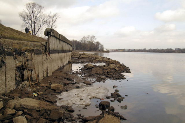 28.03.2004 - Берег канала в районе Хлебниково, вид на залив