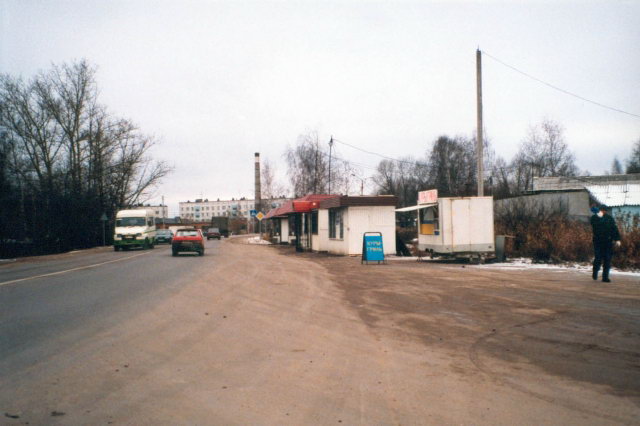 11.2002 - Торговые палатки у железнодорожного переезда в Хлебниково