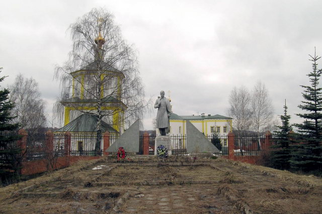 28.03.2004 - Братская могила у Спасского храма в Павельцево