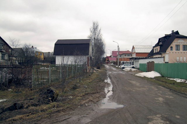 28.03.2004 - Слева - старые дома, справа - новые коттеджи