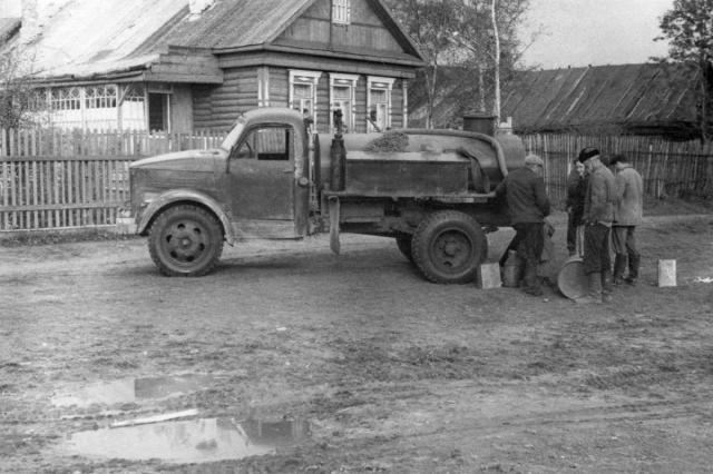 ок.1961 - Павельцево, продажа керосина населению